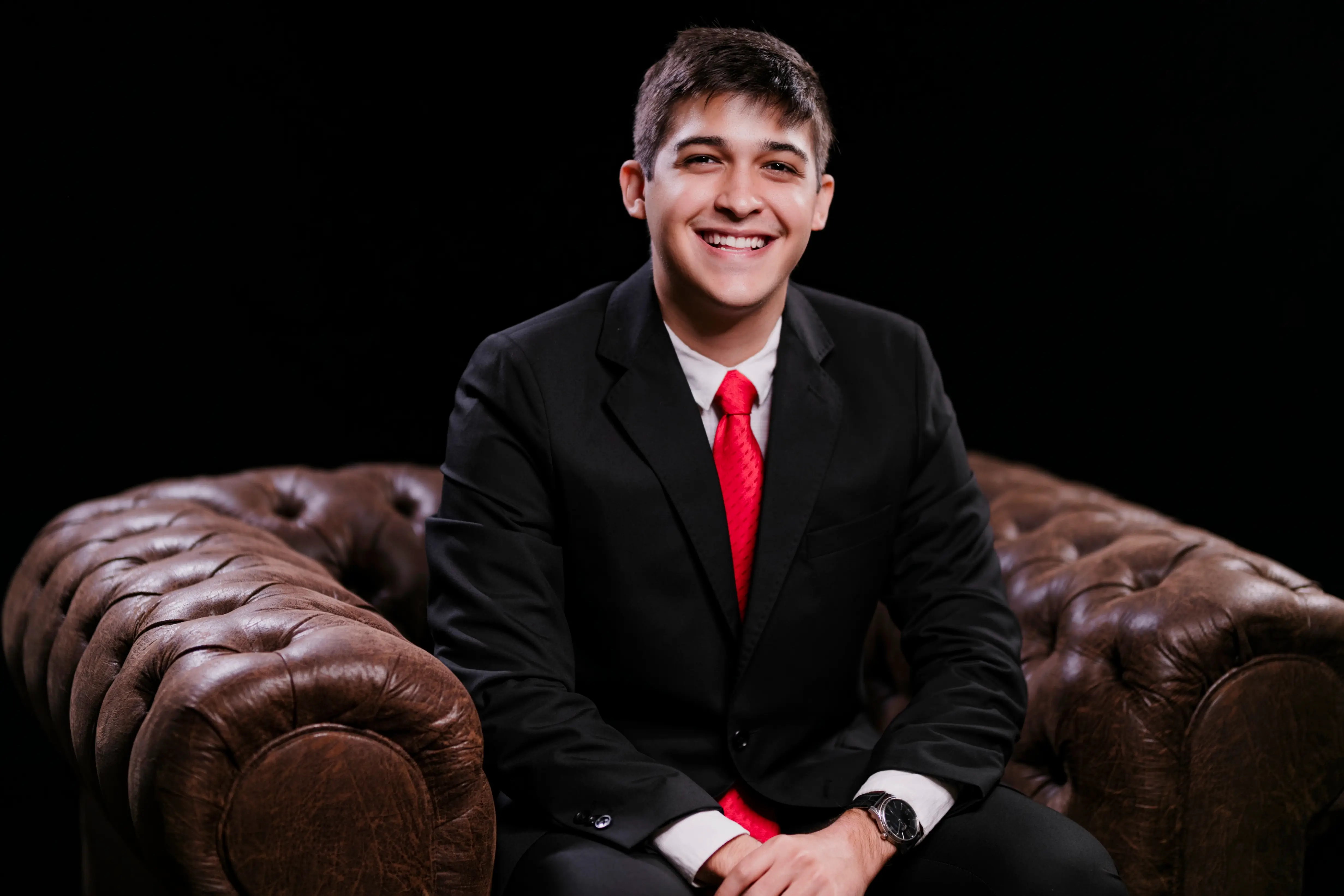 Foto De Renan Arruda sentado em uma poltrona